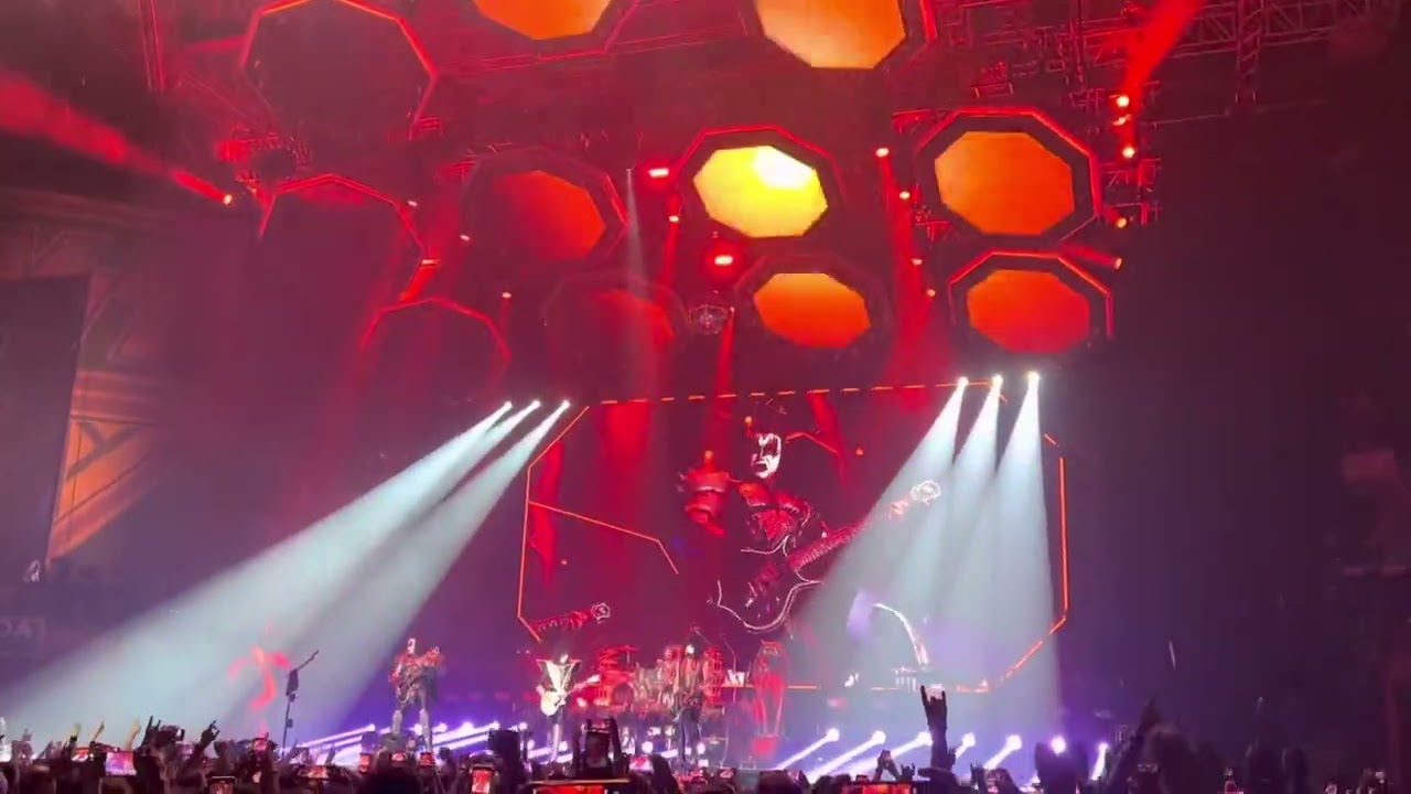 Intro+Detroit Rock City- Kiss- 03/07/2022 - Wizink Center Madrid