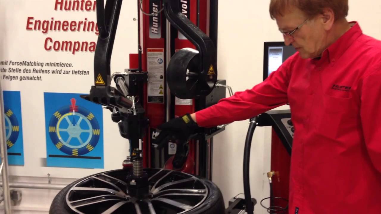 Reifenmontiermaschine TCR1 Revolution von Hunter im Praxiseinsatz