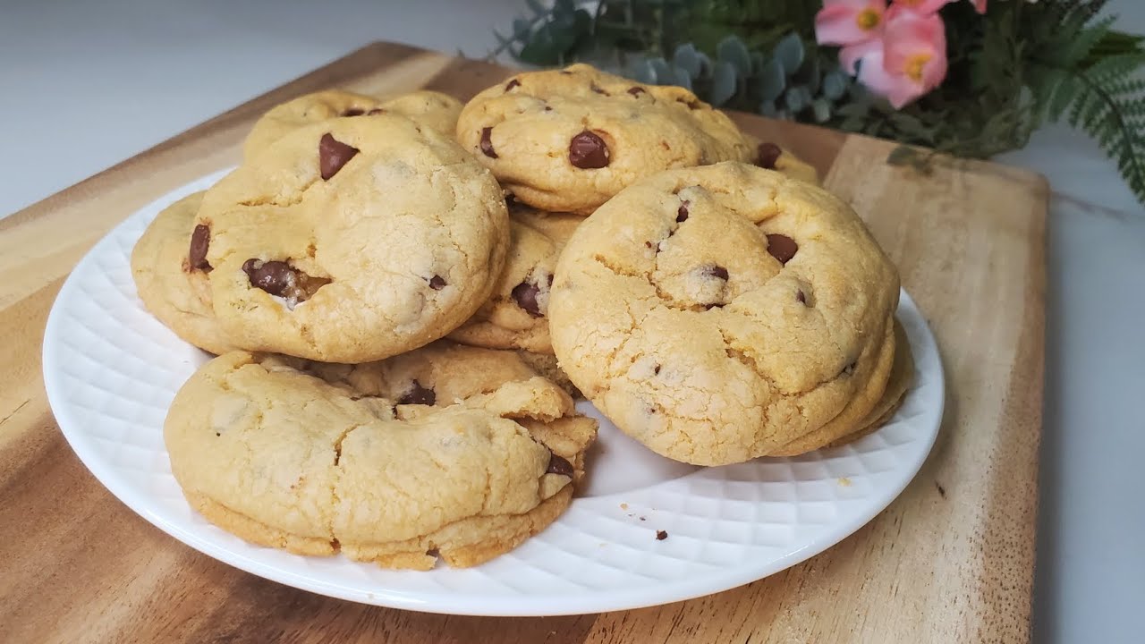 Fluffy & Chewy Chocolate Chip Cookies 