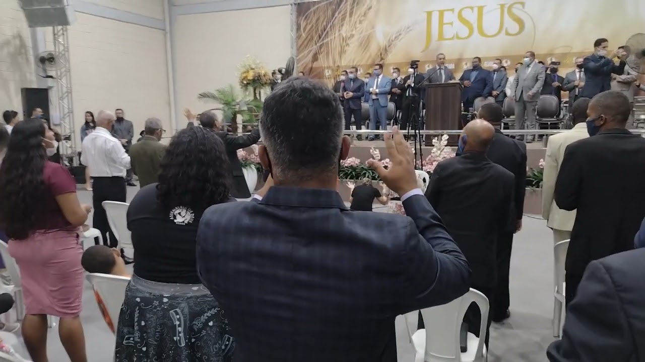 Pastor H&eacute;lio Ribeiro louvando a Deus com toda a Igreja AD SEARA .