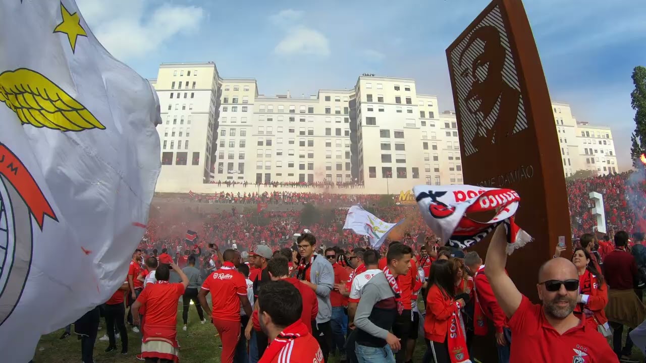 Chegada autocarro Benfica ao Estádio da Luz jogo do título 2018/19 - rotunda Cosme Damião