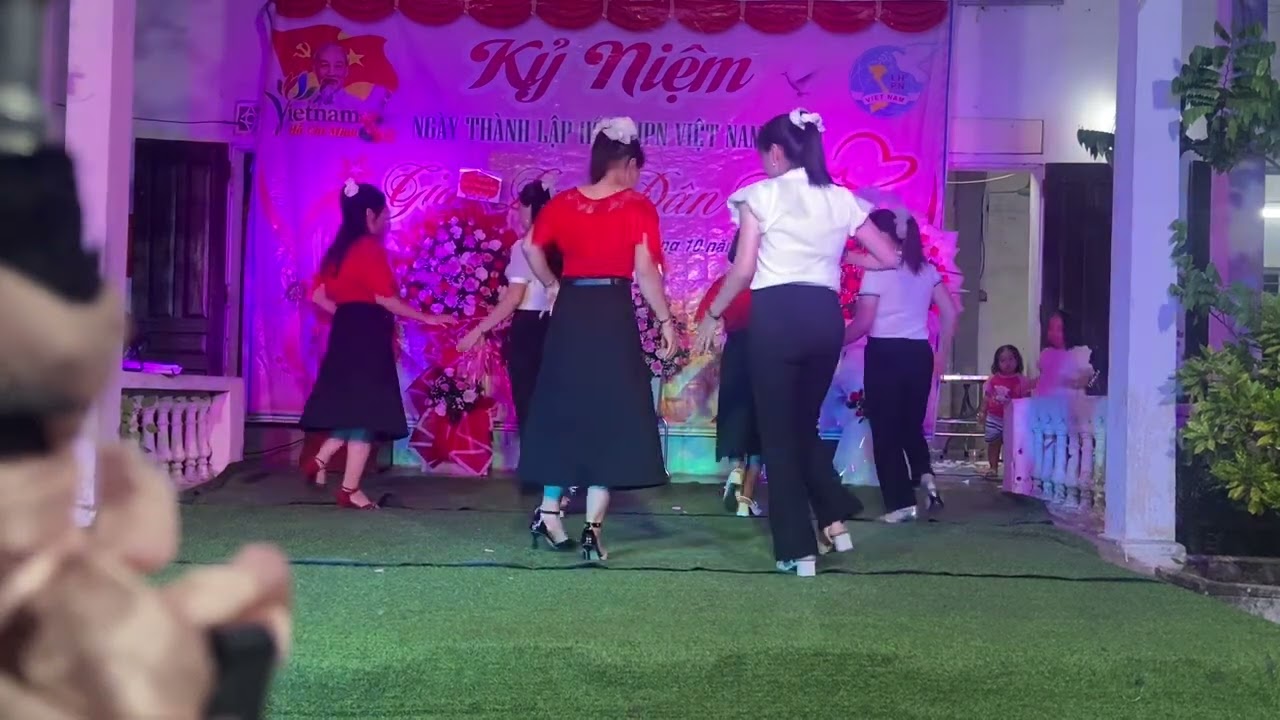 Nhảy đôi từng cho nhau clb Quận Nhất