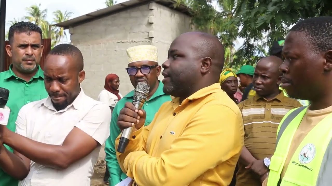 MKANDARASI AJIKANYAGA MBELE YA M/KITI WA CCM MKOA WA TANGA UKAGUZI WA ZAHANATI YA MWEMBENI (PANGANI)