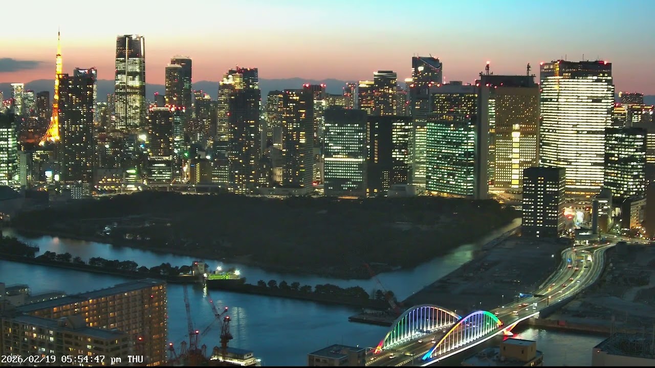 東京ライブカメラ 4K | 港区・築地 | 夕焼けと都心の景色 | 2026-02-19