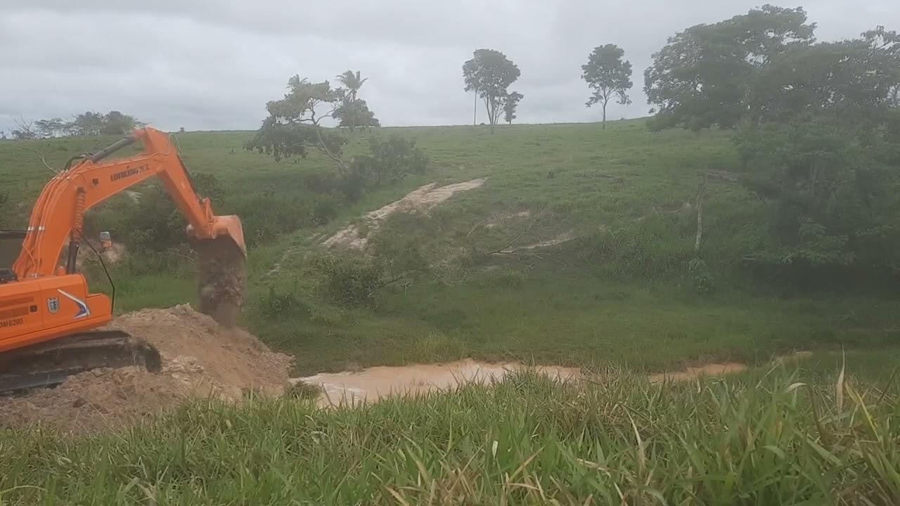 Aprendendo fazer represa  com escavadeira