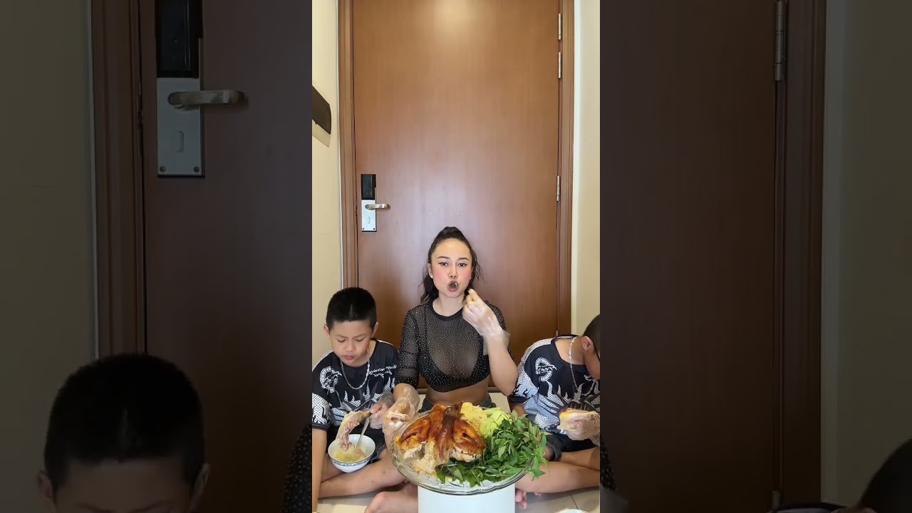 Cùng Mukbang gà nướng với 3 mẹ con mình nha, giòn thơm không cưỡng nổi 🐔