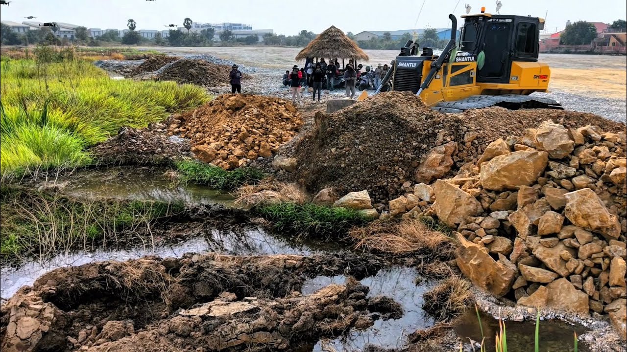 OMG! Skill Pushes Processing Landfill Site Using With Bulldozer DH17C3 Pour Soil into Flooded Land