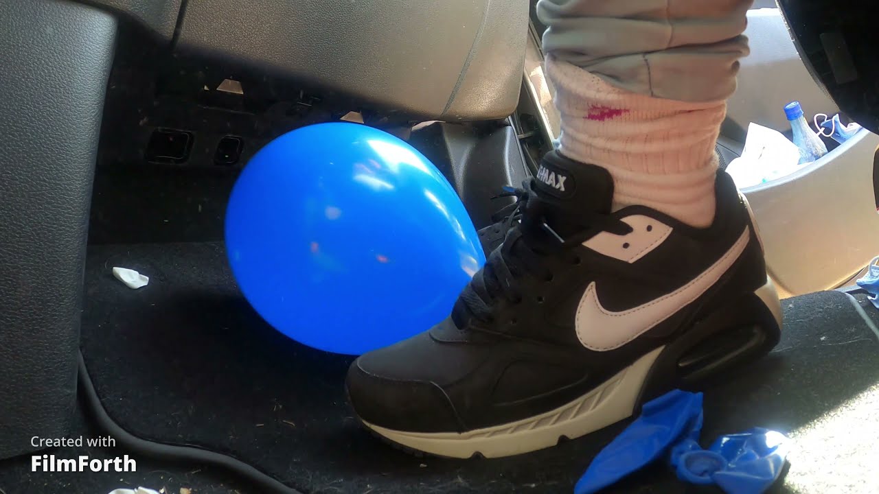 girls popping balloon in car. M&auml;dchen, die Ballon im Auto platzen lassen