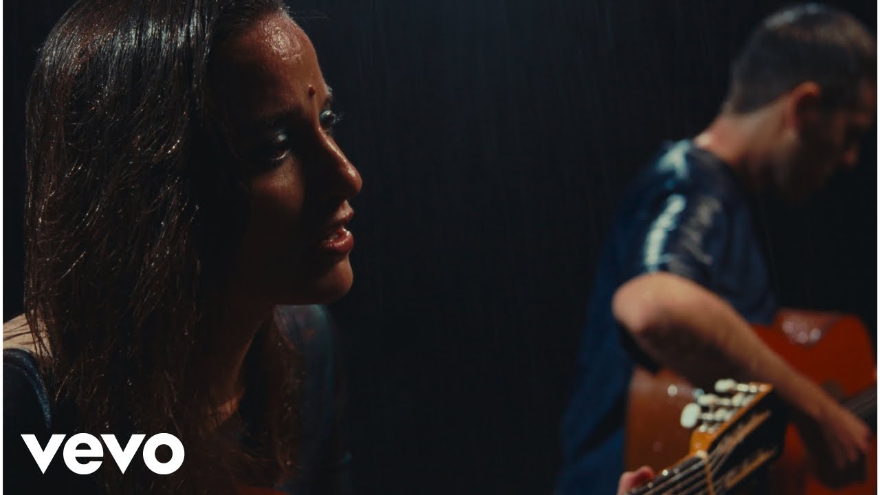 Judit Neddermann, Pau Figueres - em plou a dins (Official)