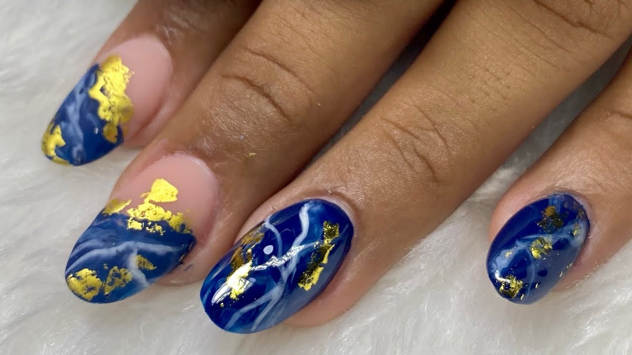 Uñas ALMOND con diseño azul NAVY