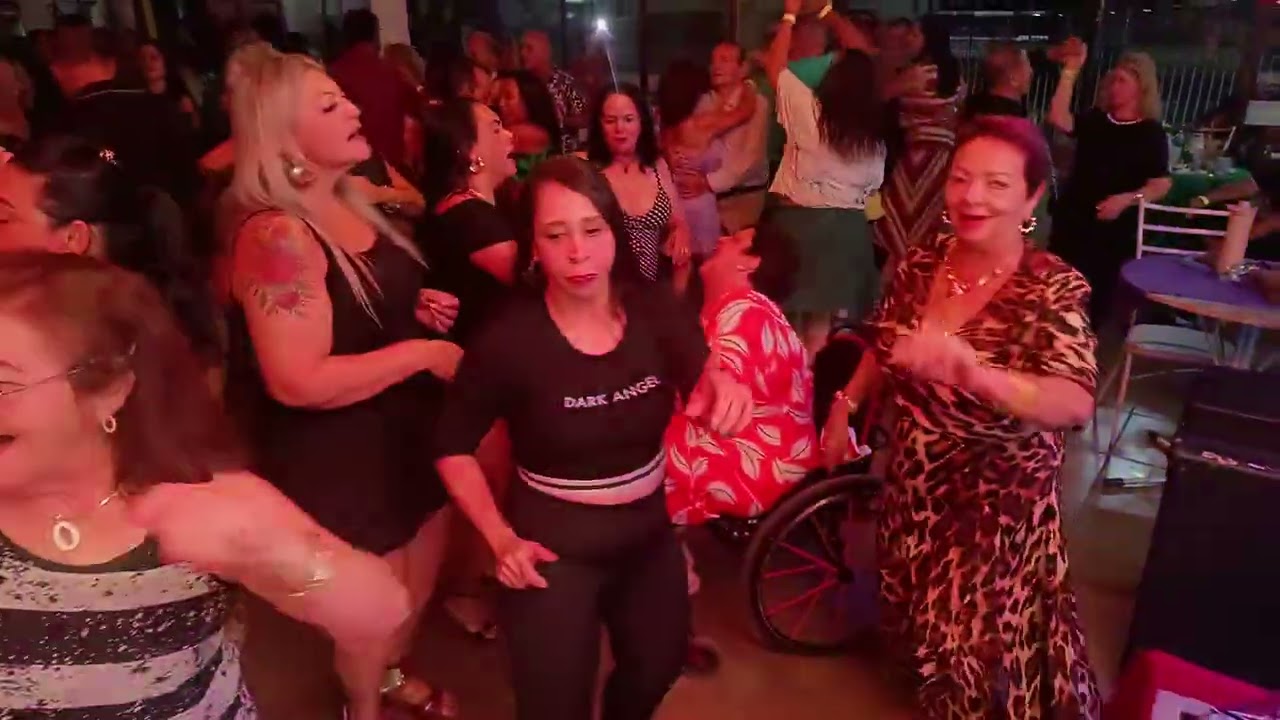 Bailão do Marcos augusto  em noite com o salão da portuguesa lotou