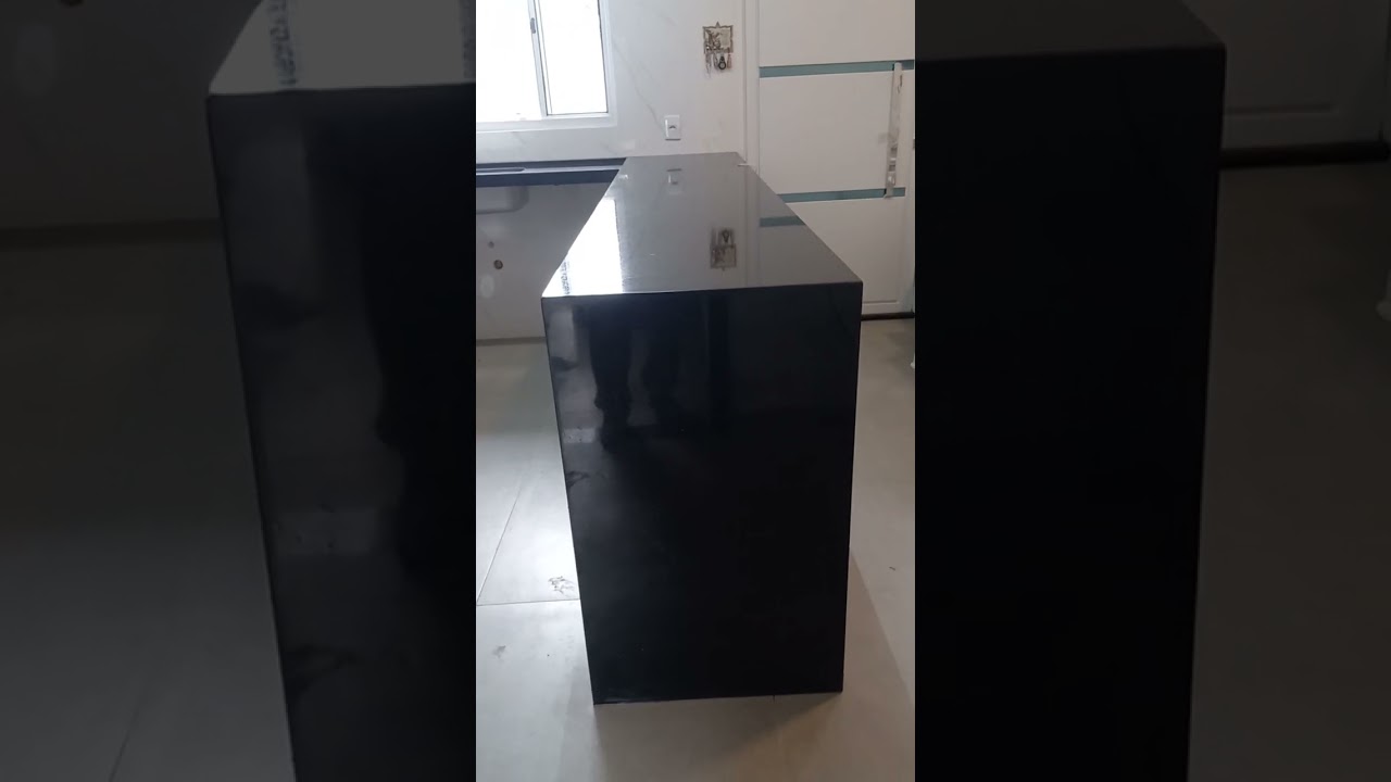 uma cozinha no granito preto são Gabriel com uma ilha com pé top.