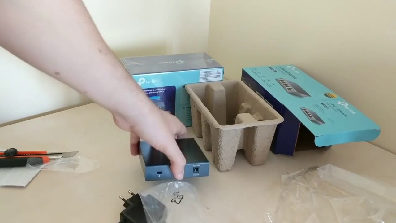 Распаковка TP-LINK TL-SG105 из Rozetka