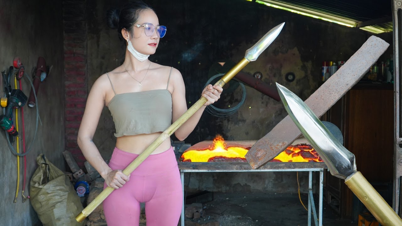 You Won&rsquo;t Believe! Forest Hunter Asked Blacksmith Girl to Forge a Deadly Spear Tip from Scrap Metal