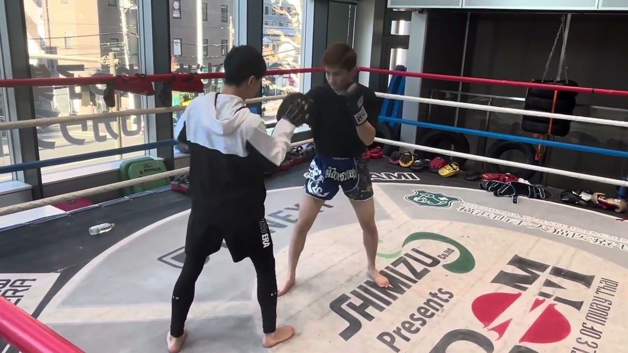 今日は吉成名高チャンピオンにボクシングミットを受けていただきました！