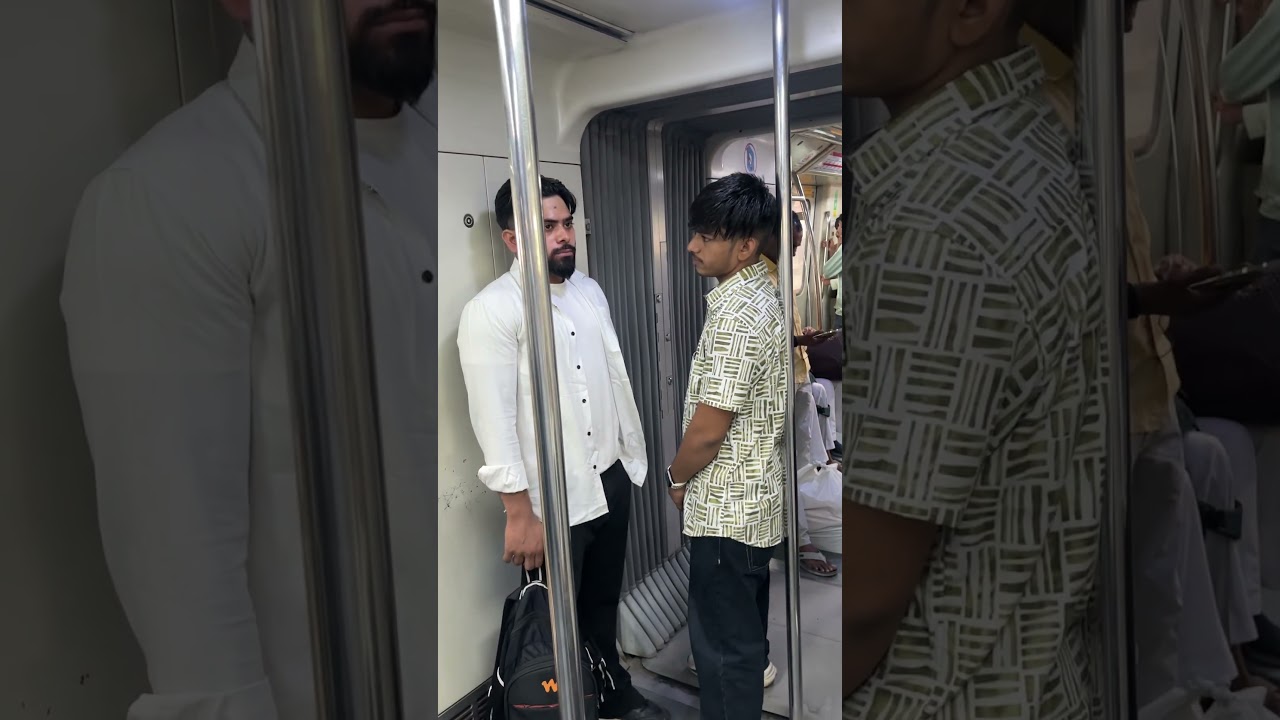 Ye kya ho raha hai delhi metro mein 😱  #viralvideo #shorts #trending #viralvideo #viralshorts