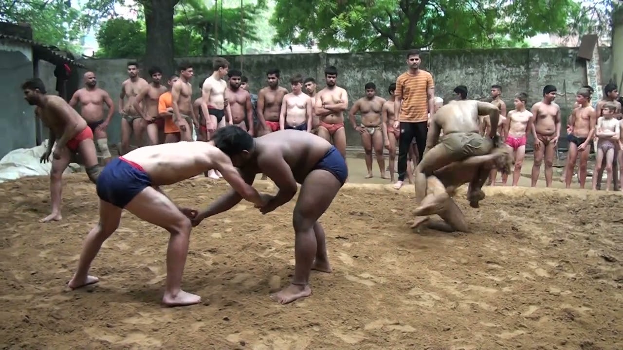 USA wrestler Hunter and Indian wrestler Jatin prctice at guru jasram akhada, Desi Kushti