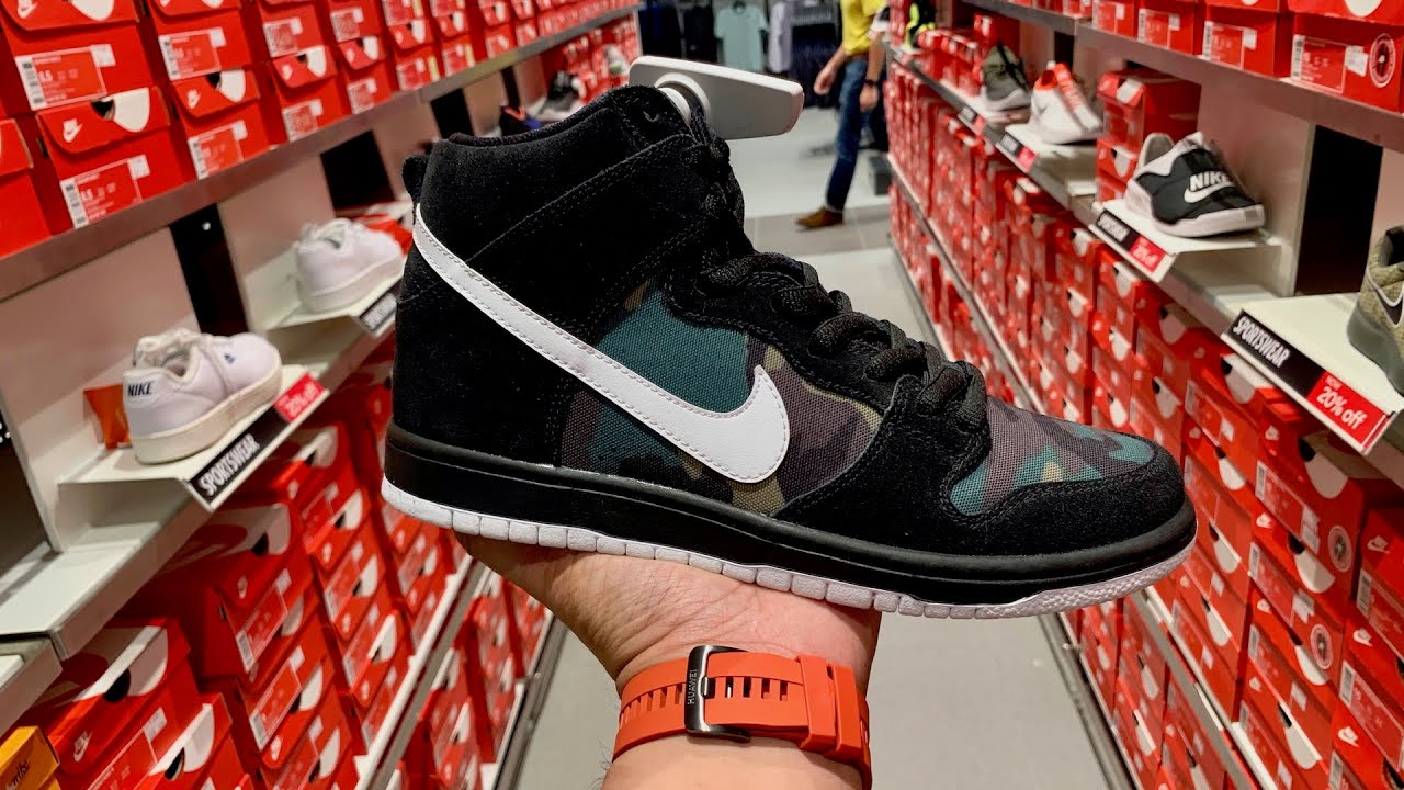 70% OFF AT THIS NIKE OUTLET RIGHT NOW