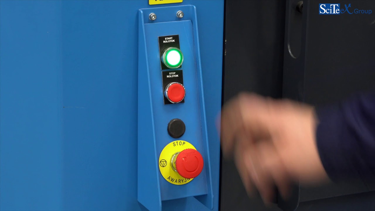 Wheel blast machine with lift&carry loading system for plates and profiles