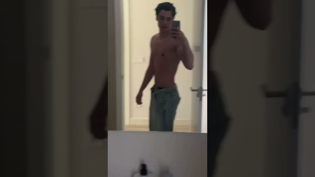 Alvarito Barras siendo peinado por Tatiana Kaer