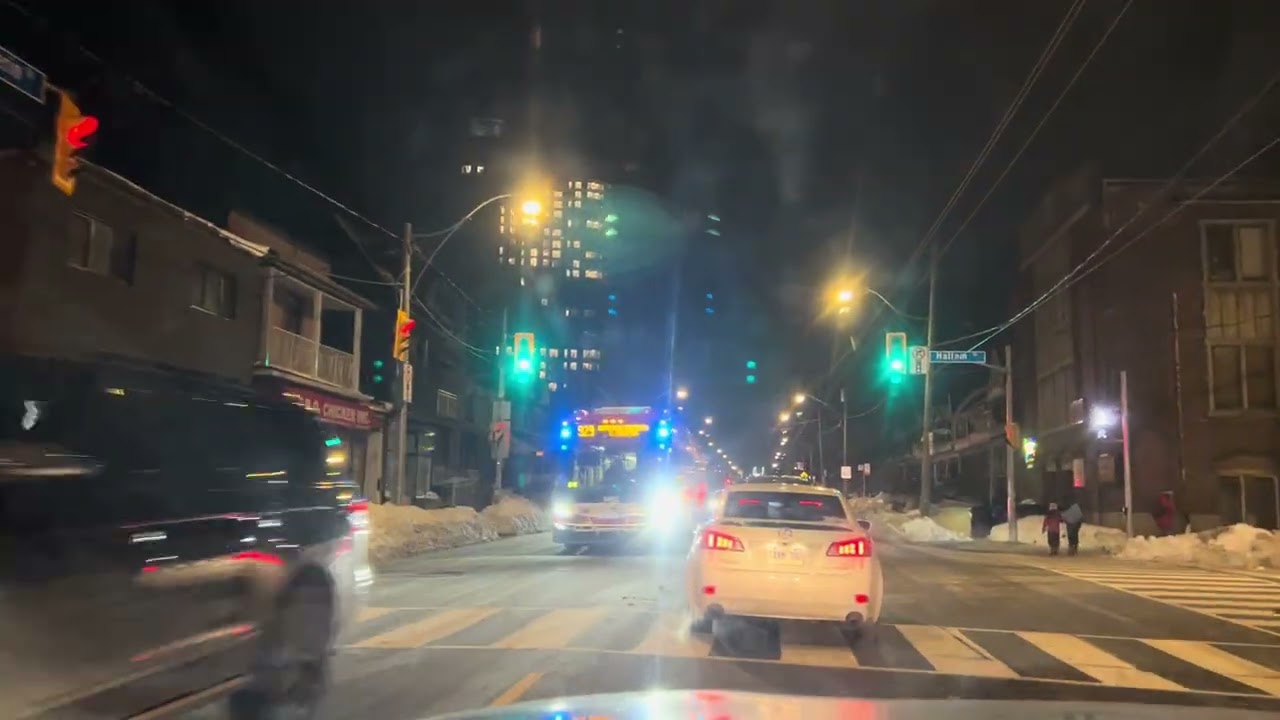 Toronto Canada buổi tối mùa đông nhìn buồn quá đi 