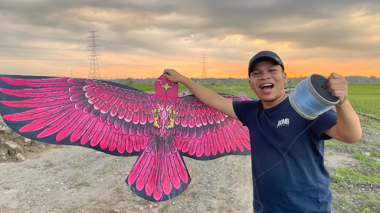 BERMAIN LAYANG-LAYANG LIPAT BURUNG ELANG 1,5 METER WARNA PINK!!! SERU SEKALI