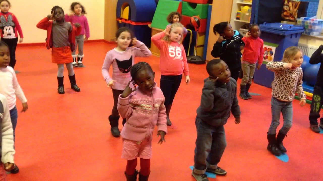 Kleuters dansen op kusjessoldaten