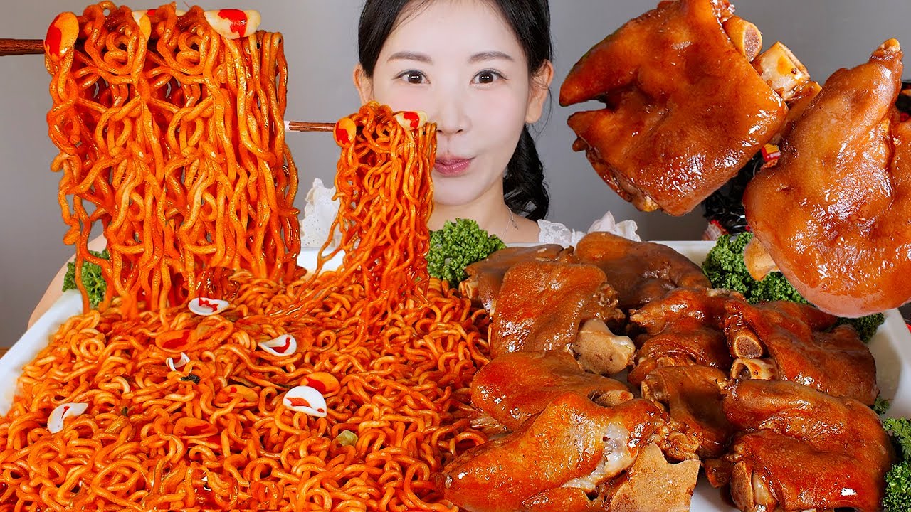 이 조합 최고다..🔥✨ 쫀득말캉 미니족발과 매운 불볶음면 먹방 Jokbal(pigs feet) & spicy noodles mukbang korean food
