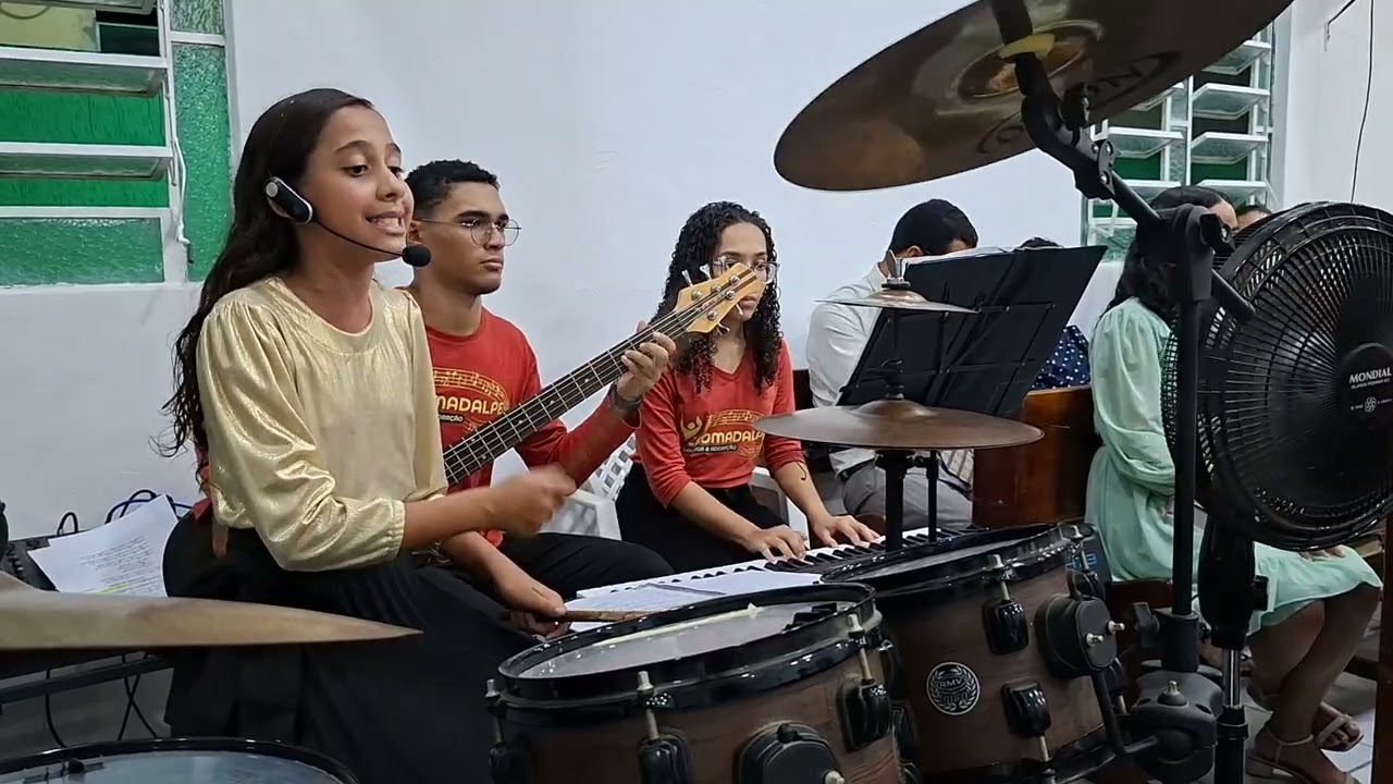O potente vocal de uma jovem adolescente, faz a Congregação de dois irmãos, ir às lágrimas 