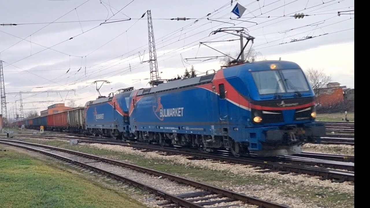 Товарен влак на Булмаркет с локомотиви 80031 и 80024 транзит през гара Левски. 