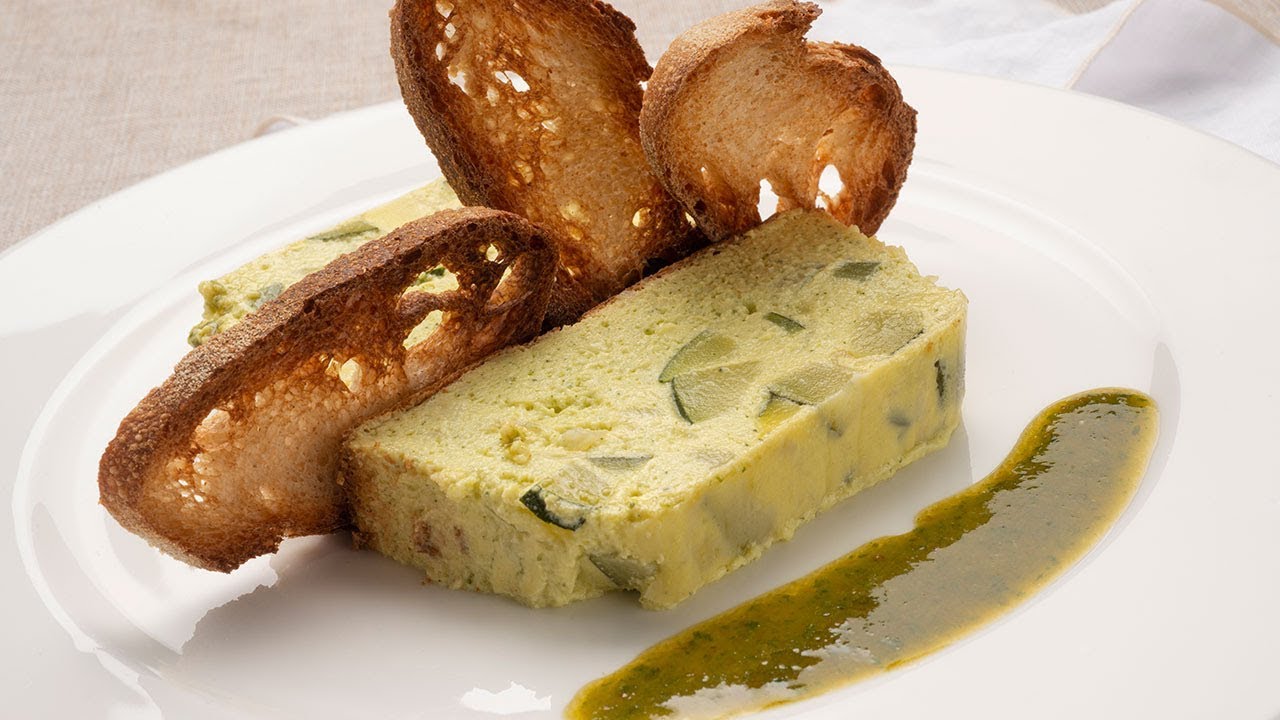 Pudin o pastel de CALABACÍN con PESTO de tomate y albahaca - Receta de Karlos Arguiñano