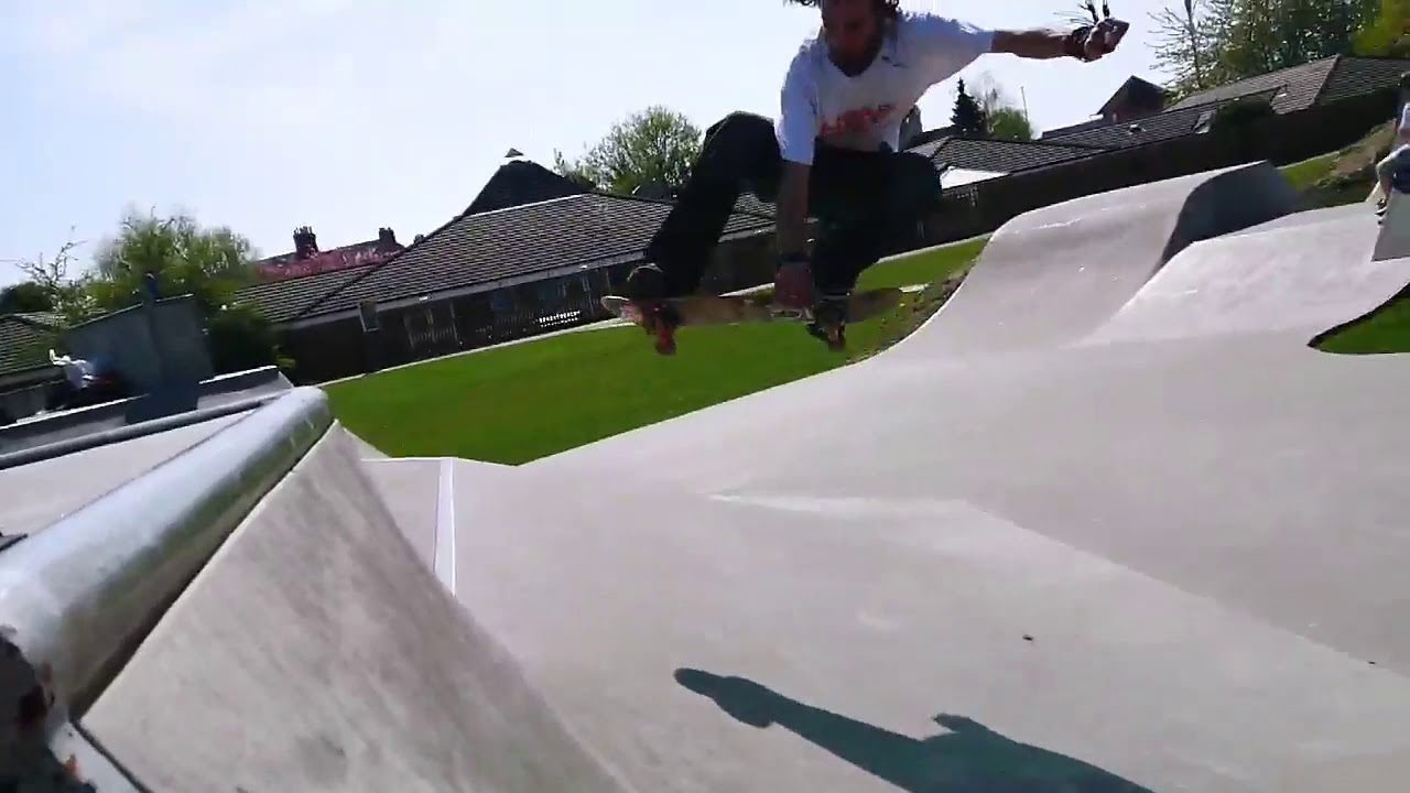 Boneless 180 on bank