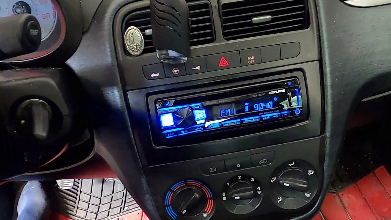 Instalação rádio Alpine e colunas Focal num Fiat Grande Punto