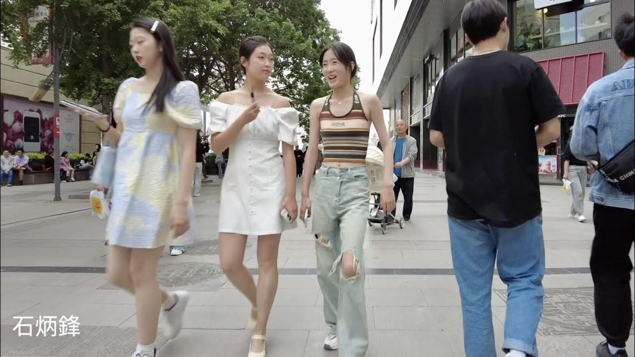 大西北蘭州市的街道上，都是美女帥哥，身材高挑。黃河第一鐵橋，美國設計德國承建
