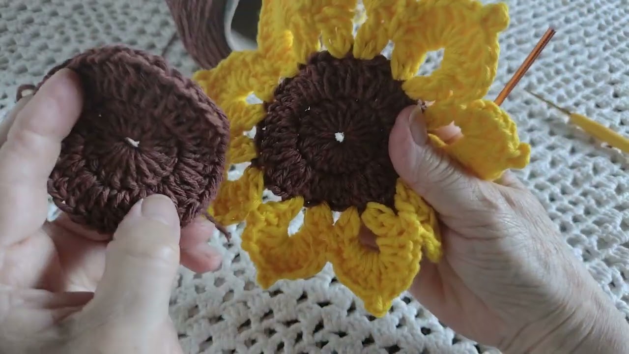 FLOR GIRASSOL GRANDE DE CROCHÊ....9 pétalas  🌻🌻🌻.                         Linda e fácil de fazer.