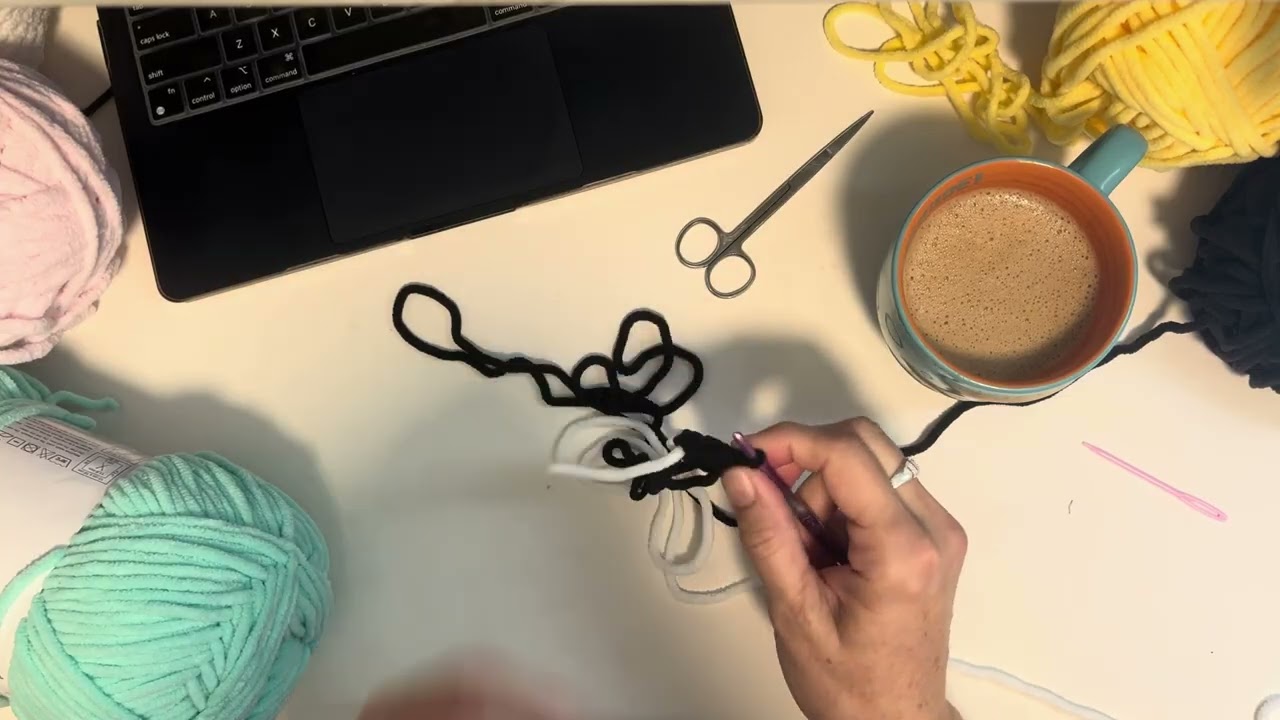 Vlogmas Day 10 (Crochet and chat with me)
