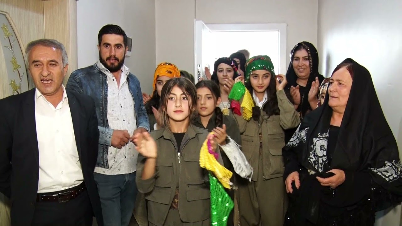 Şarkılar ile gelini evden çıkarma ( Yüksekova Düğünleri)