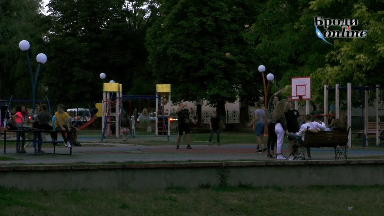 Чим по вечорах займається молодь у місті Броди? (ТК 