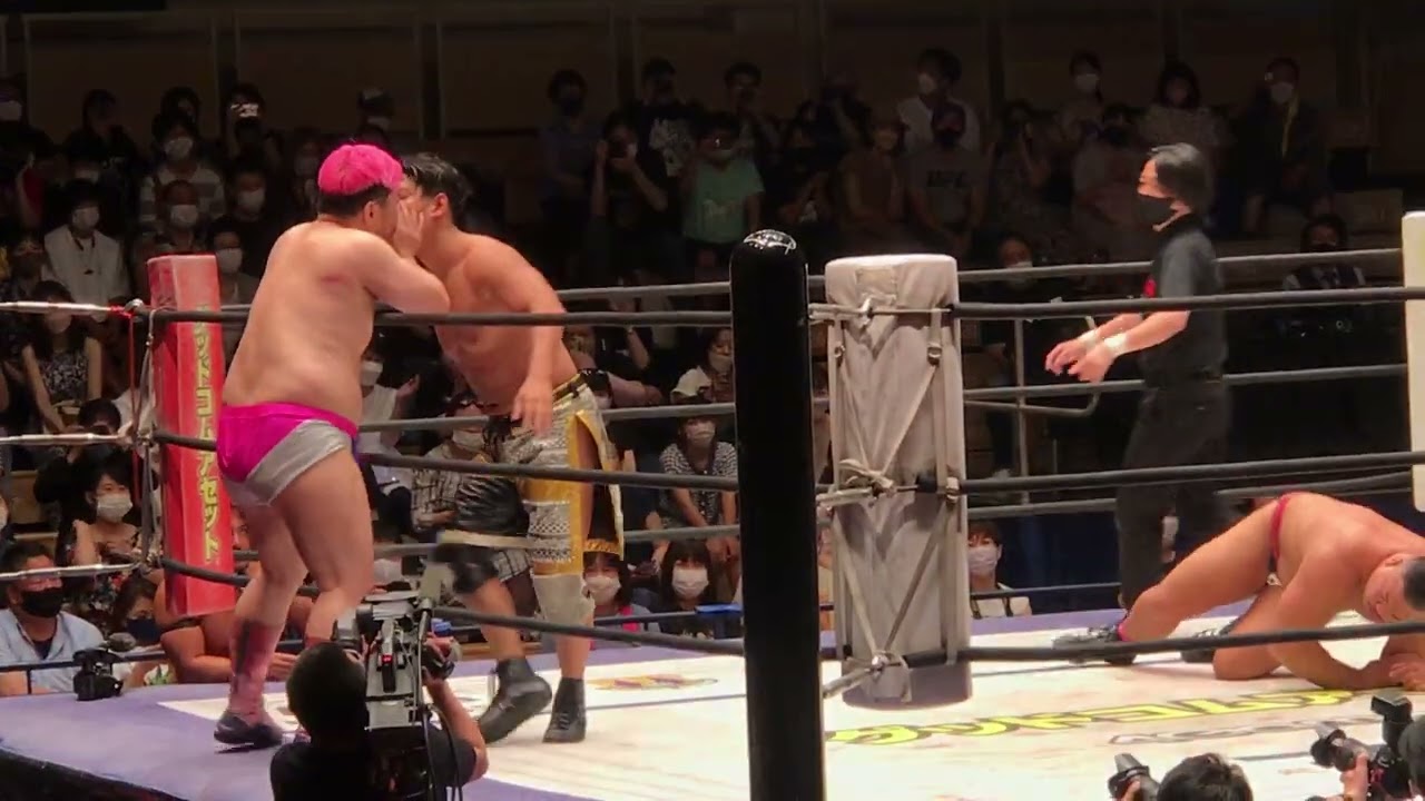 彰人かフェロモンズの同士討ちを決めるも男色“ダンディ”ディーノのリップロックからフェロモンの裁きを決めていく DDT「KING OF DDT 2022 FINAL!!」 2022年7月3日