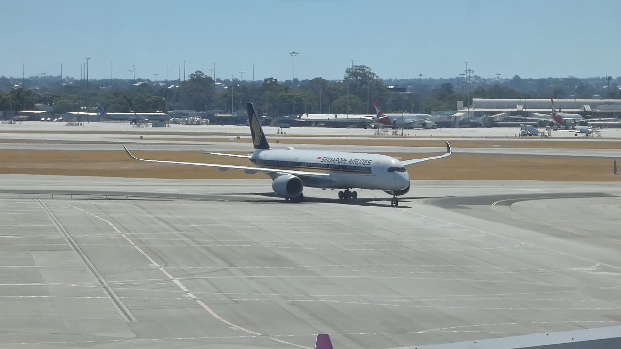 Singapore (9V-SHE) A359 Arrival on RWY 21 and Taxi to gate 150