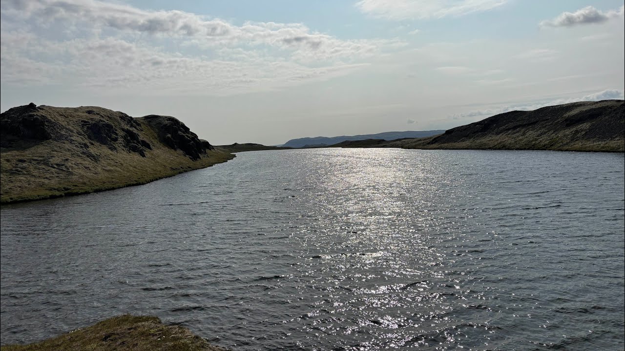 Hiking to a BEAUTIFUL lake ￼in Iceland 🇮🇸 🇮🇸
