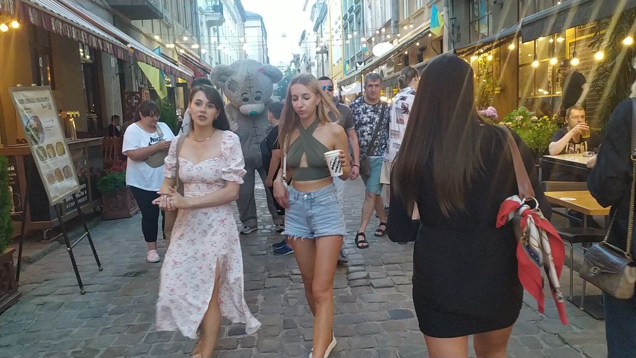 Львів 2023: літнє вечірнє життя у центрі Львова Lviv summer nightlife 2023