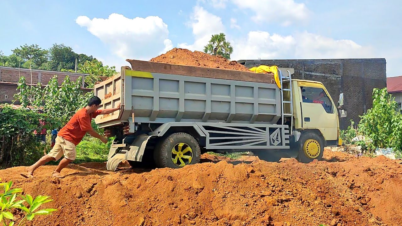 Truk Jomplang. Mobil Truk CANTER RAGASA Bongkar MUATAN Timbunan FULL BAK Menggunung DILOKASI SEMPIT