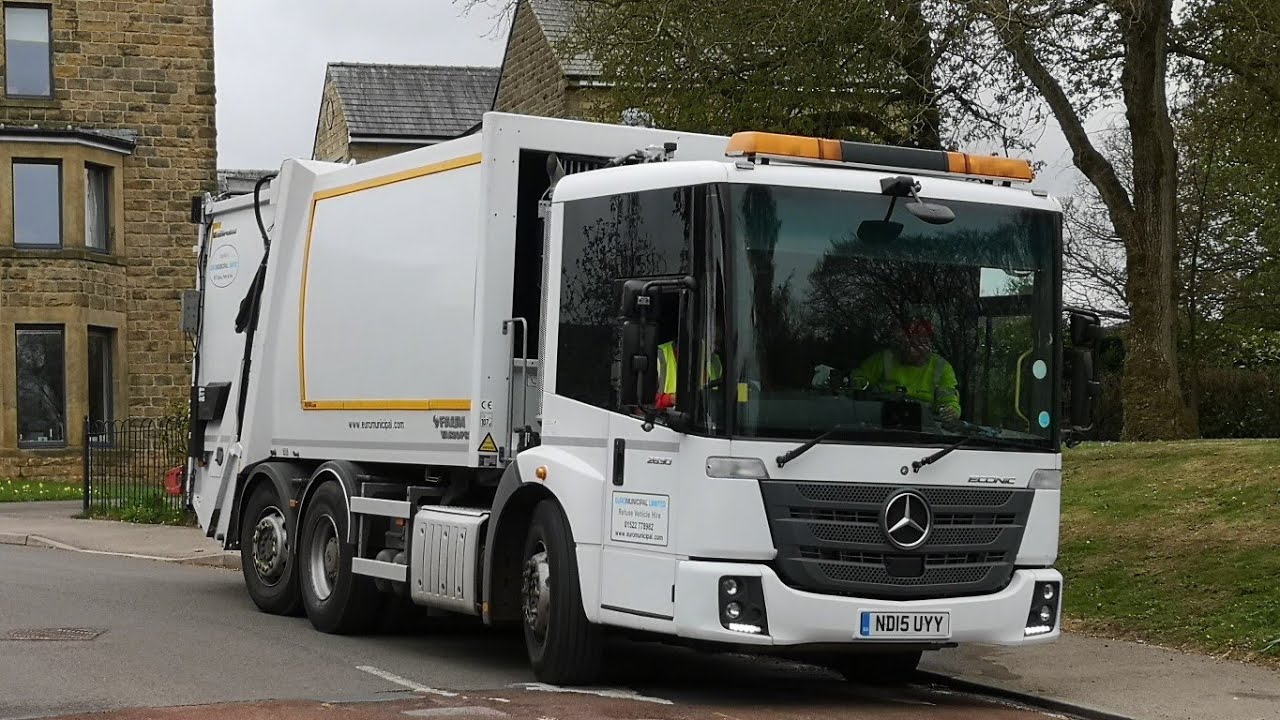 Veolia Mercedes Econic Bin lorry on Garden Waste, UYY