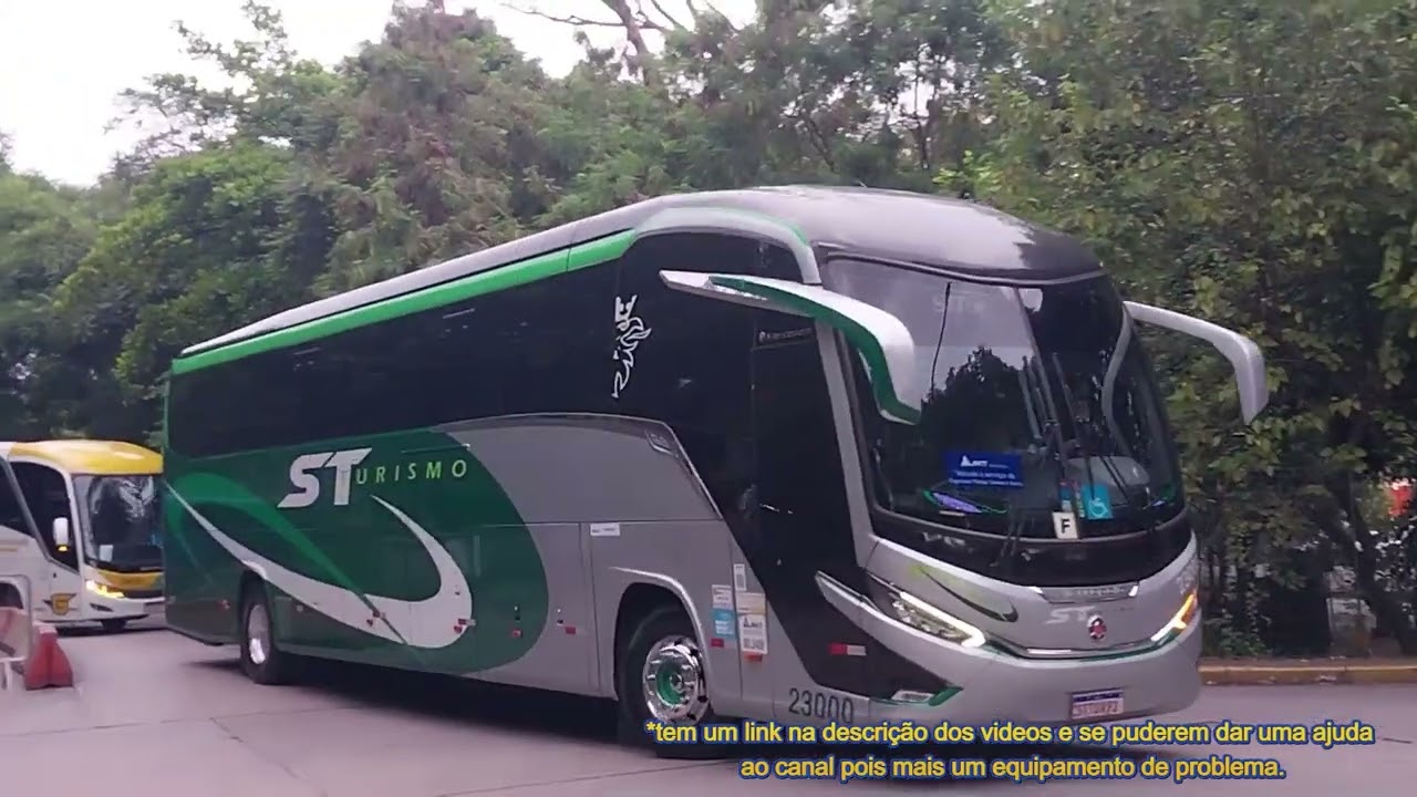 Movimento intenso das empresas com uma grande variedade de ônibus.