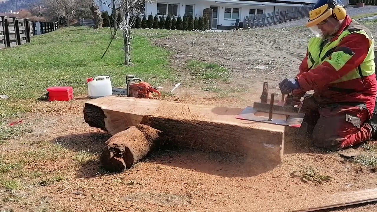 Alten 45 cm dicken Pflaumenbaum in Bretter schneiden