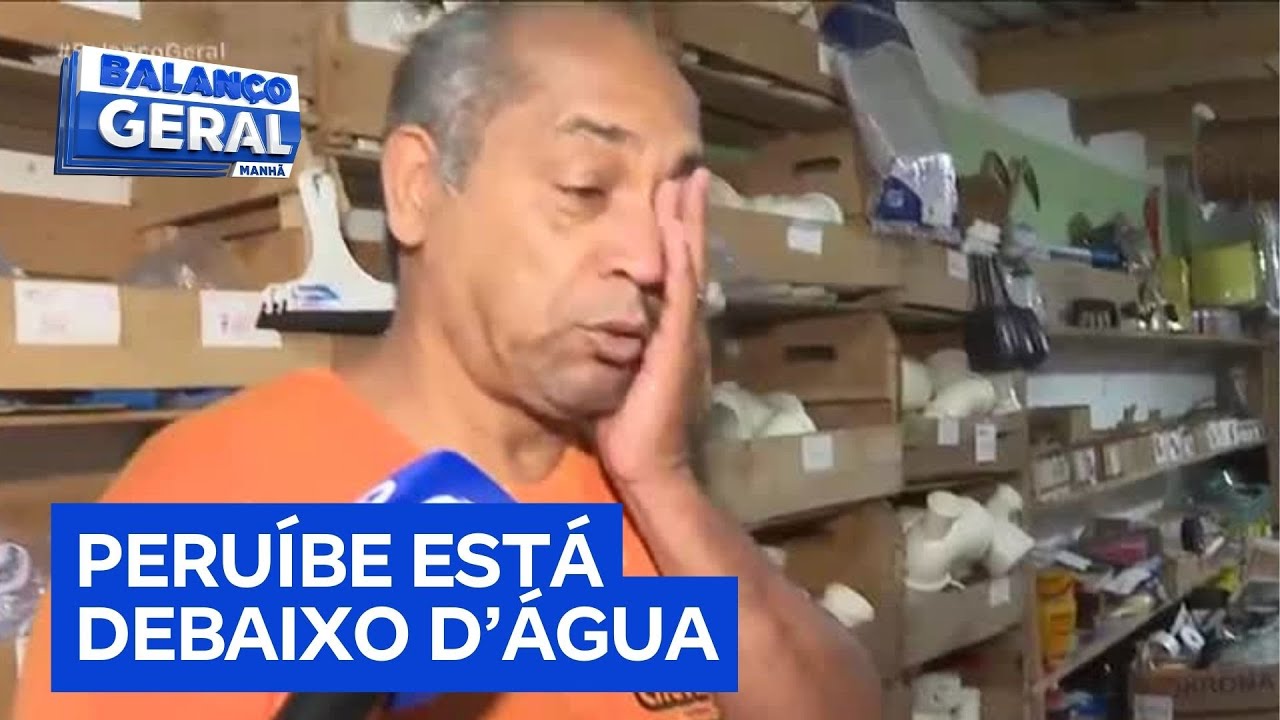 Comerciante mostra loja invadida pela água em Peruíbe (SP)