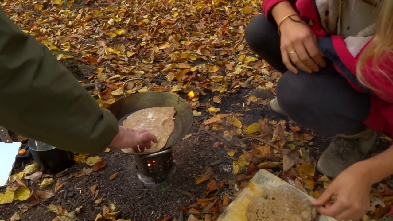 Vaření v přírodě. Placky chapati se zeleninou.