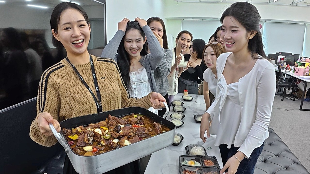 한국 돼지갈비찜을 처음 먹어 본 베트남 직원들의 반응! 배 안고프다더니 순삭...