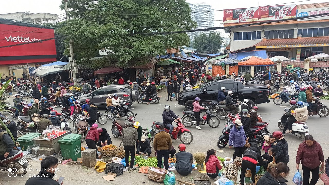 Chợ Tết thành phố Cao Bằng. Nhộn nhịp cảnh mua bán tấp nập, hàng hóa phong phú, gà thiến 6,5 kg/1con